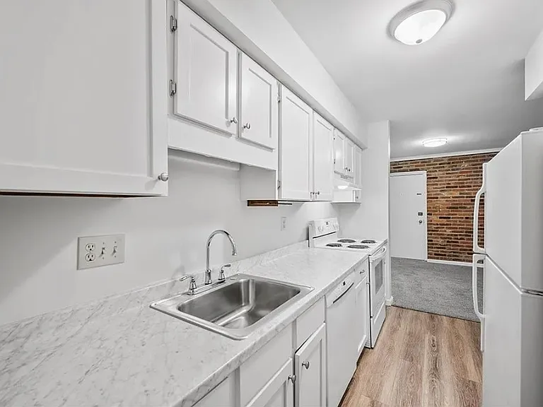 1080 Chatham Park Dr #E — Photo 5