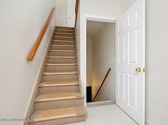 5th image of 586 Travis Ave