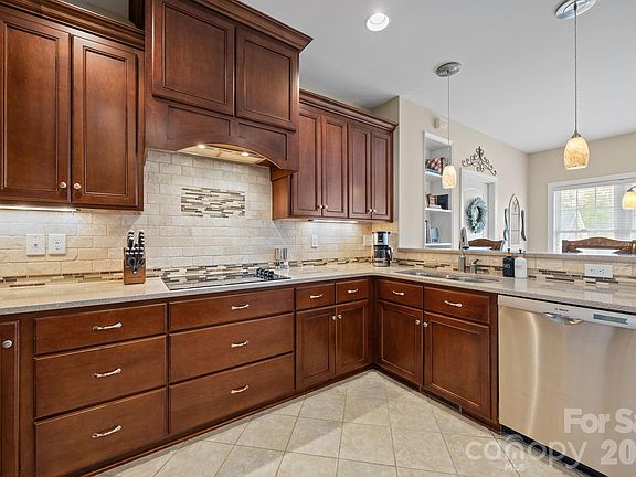 5th image of 419 Old Dutch Rd W