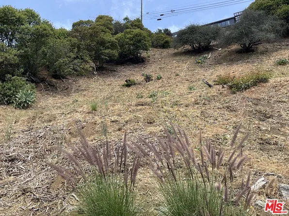 2734 La Cuesta Dr, Los Angeles, CA 90046