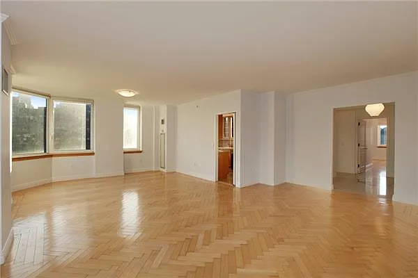 Rented by Siderow Residential Group | media 5