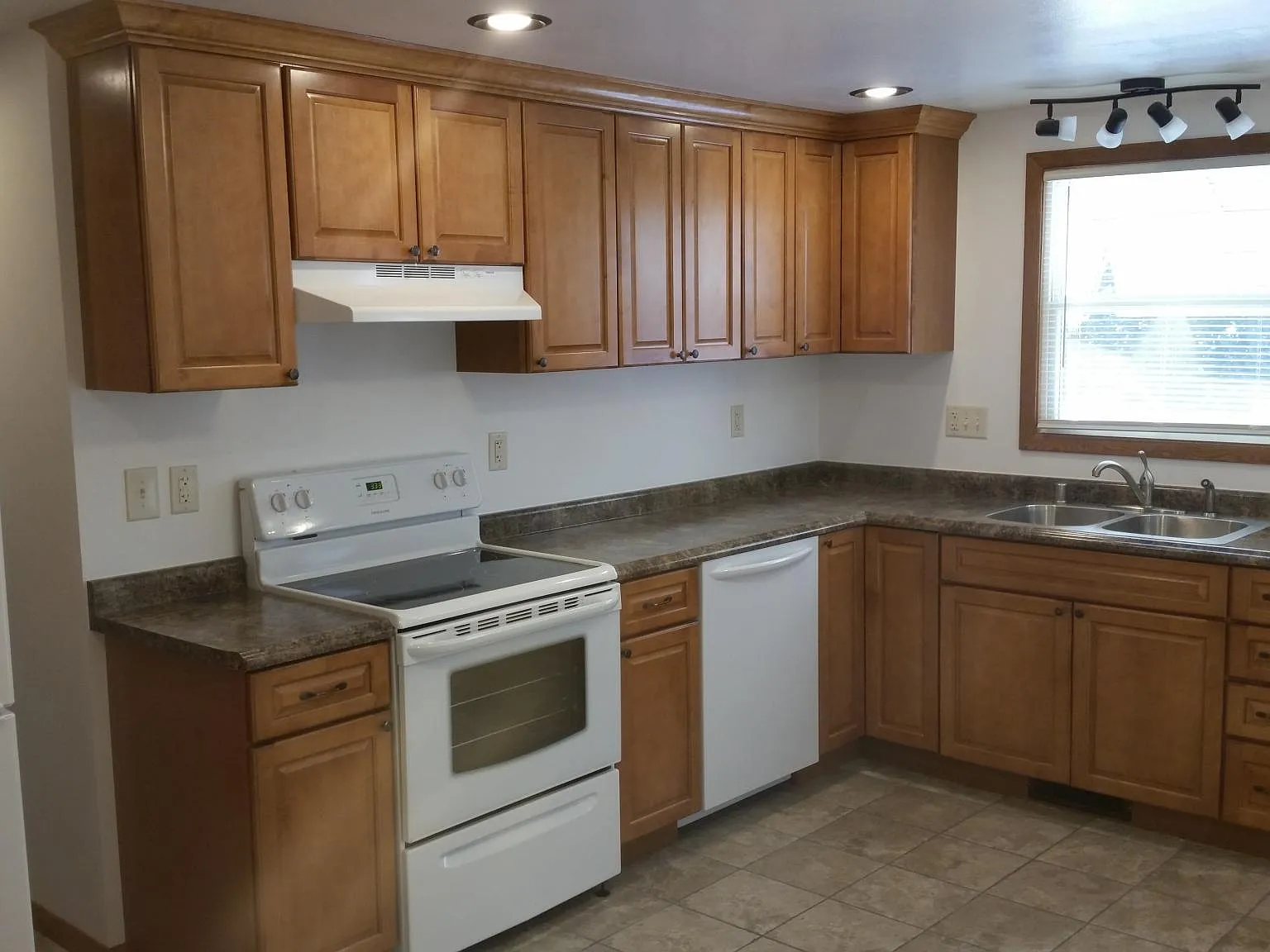 2 bed, 900 sqft, $1,100 — Photo 3