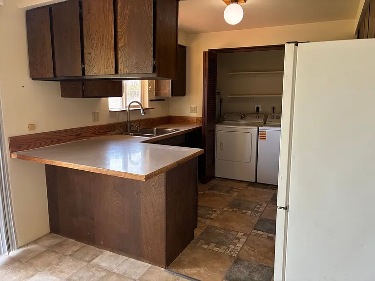 2121 E Viewmont Dr — Photo 2