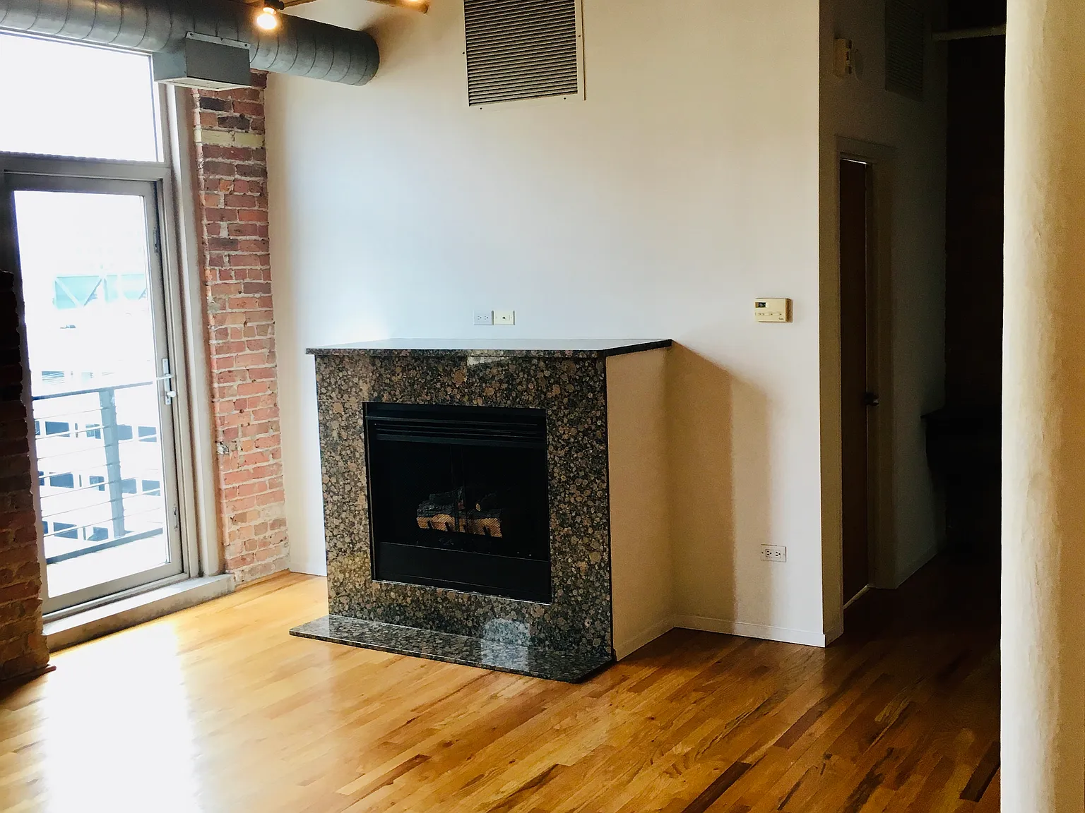 1 bed, 900 sqft, $2,400 — Photo 2