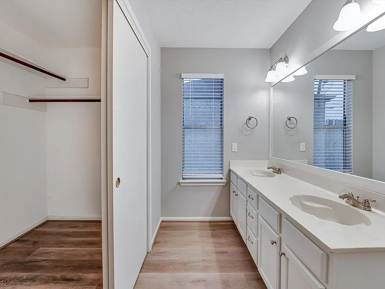 9407 Stockwell Dr — Photo 5