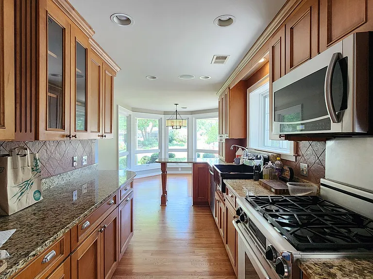 2207 Fordham Dr — Photo 7