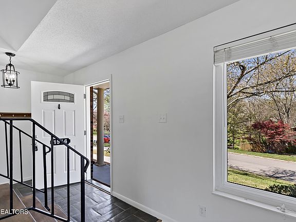 3rd image of 1516 Moorgate Dr