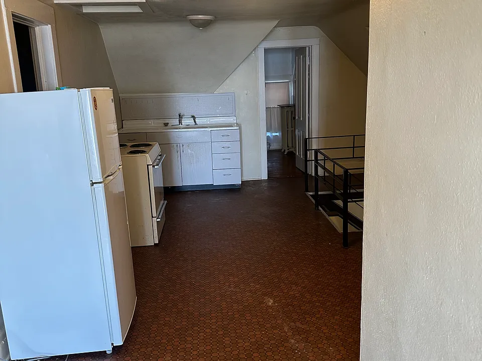 1401 E Superior St #5