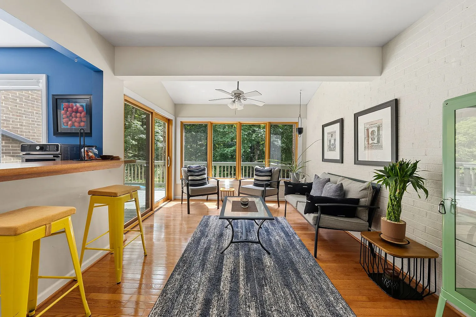 3 bed, 1.0 bath, 19622 sqft, $5,874 — Photo 3