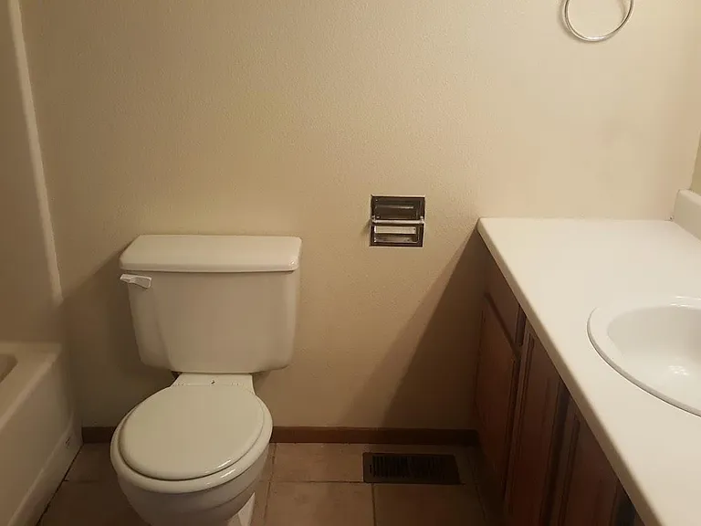 835 SE Lori Ct — Photo 8