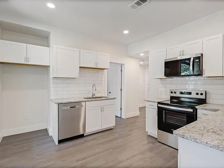 102 W Texas St #1 — Photo 3