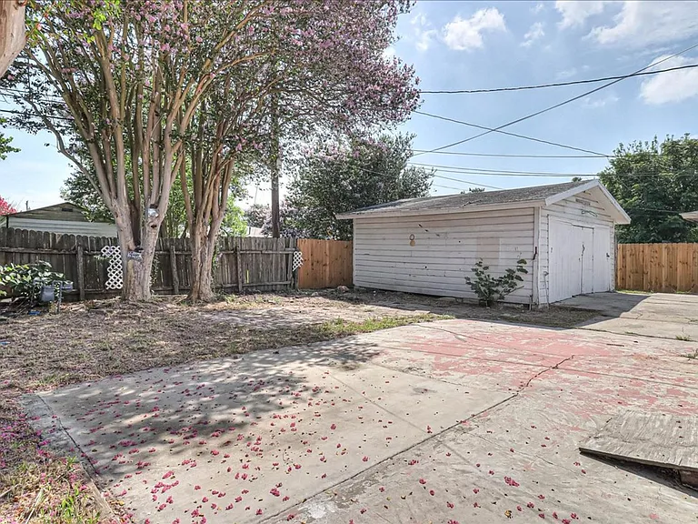 6046 Hugo Dr — Photo 37