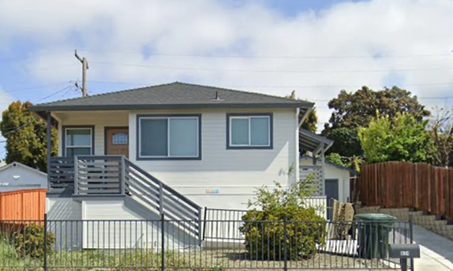Charming 2 Bed, 1 Bath Single Family Home — Photo 4
