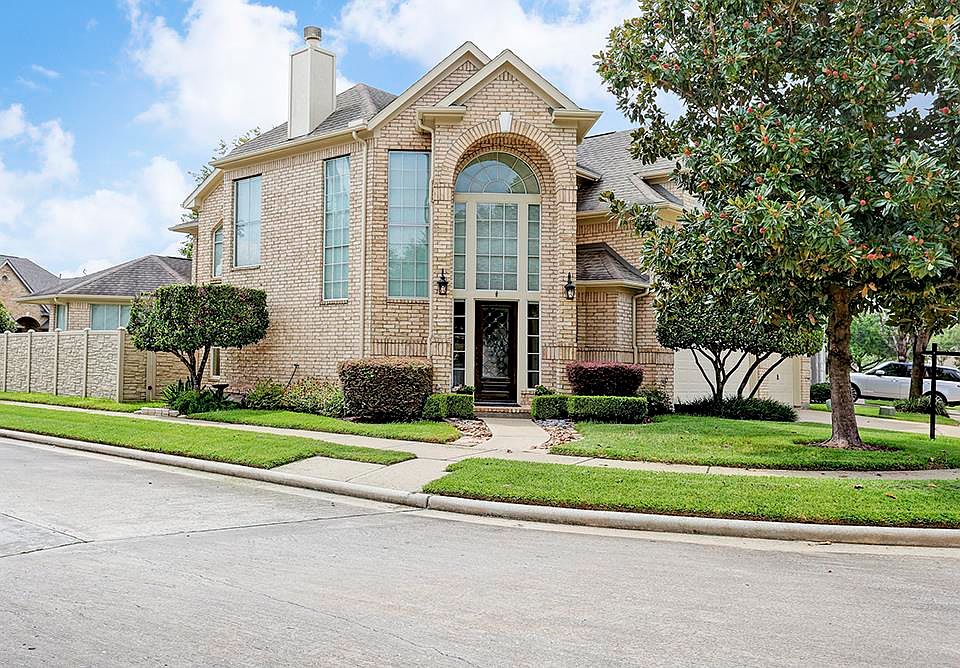 1st image of 80 Parkway Pl