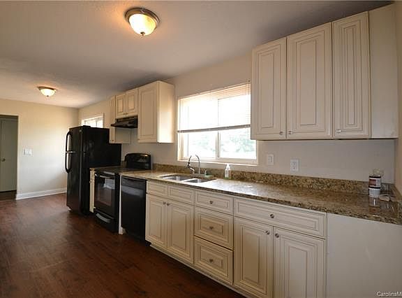 3rd image of 1703 Tyvola Rd
