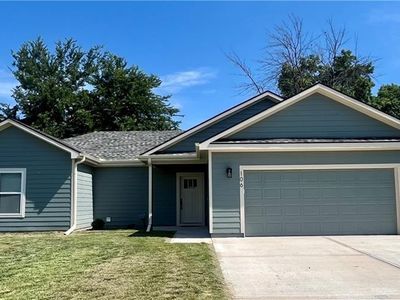 106 E Walker Dr, Harrisonville, MO, 64701