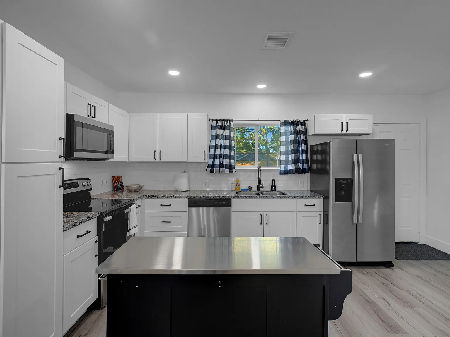 3 bed, 1500 sqft, $4,200 — Photo 2