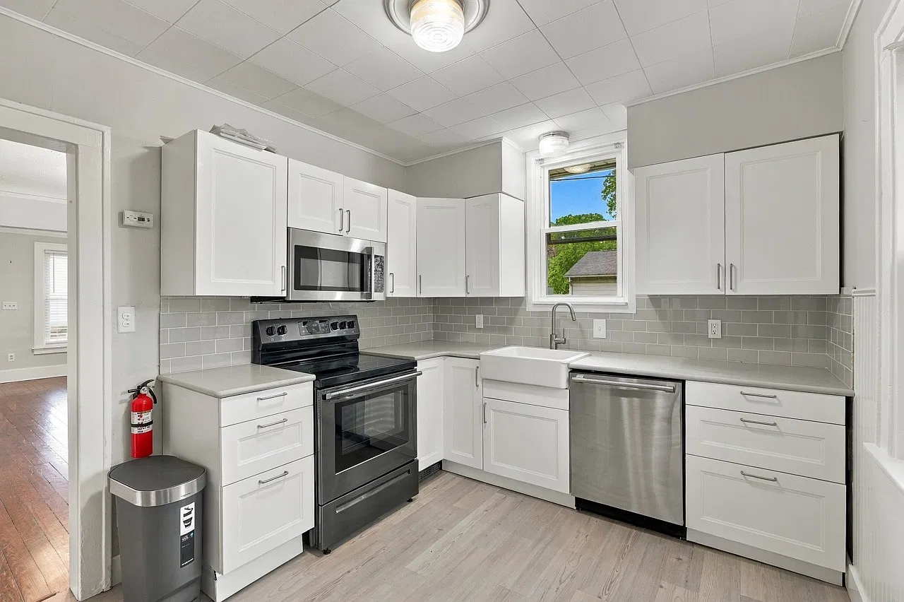 3 bed, 1102 sqft, $1,850 — Photo 2