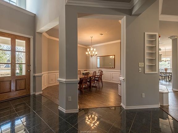 3rd image of 718 Plum Hollow Dr