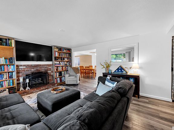 4th image of 3120 Dana Way
