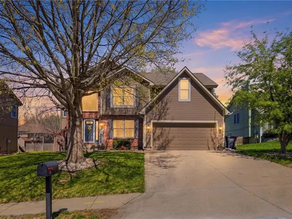 217 NE Paseo Pl, Blue Springs, MO 64014