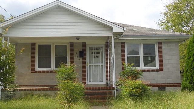 1st image of 604 Clay St