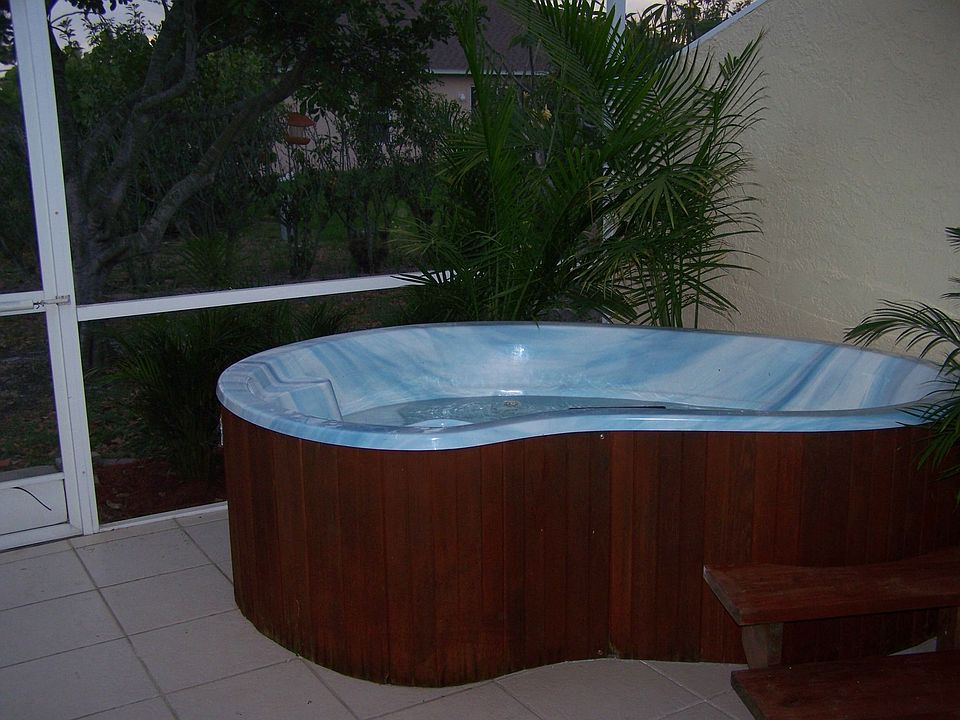 Lanai with hot tub