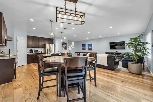 Fully Furnished 3bd/2.5 Bth Modern Updated House — Photo 2