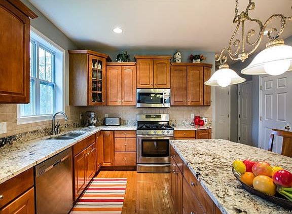 4th image of 2 Stonington Ct