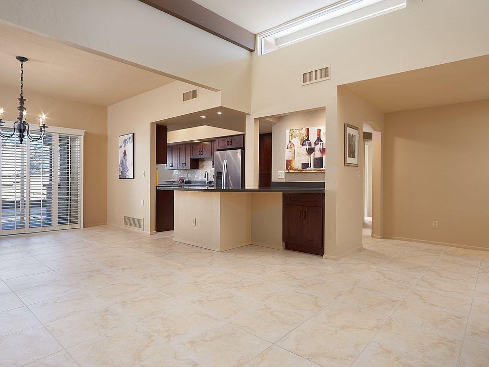 Dining Area & Conversation Bar