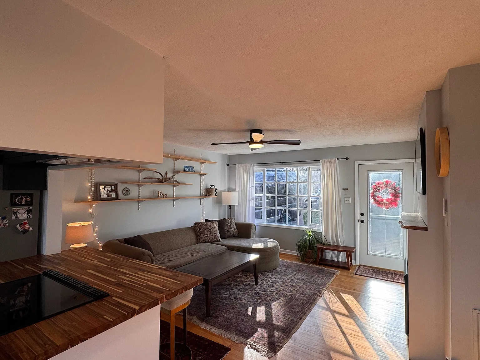 3 bed, 1.5 bath, 1008 sqft, $2,100 — Photo 2