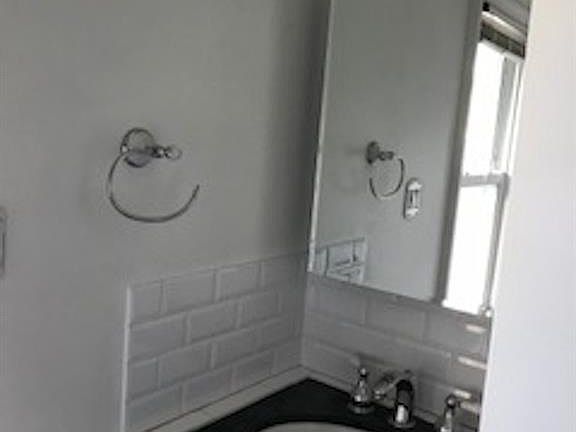 4th image of 128 Rockland Ave #2