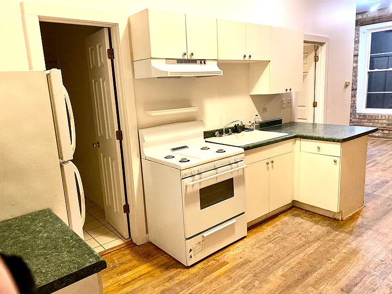 938 W 31st Pl #1R — Photo 2