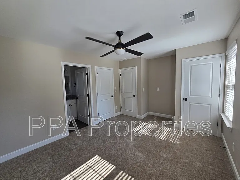 402 Giles St — Photo 6