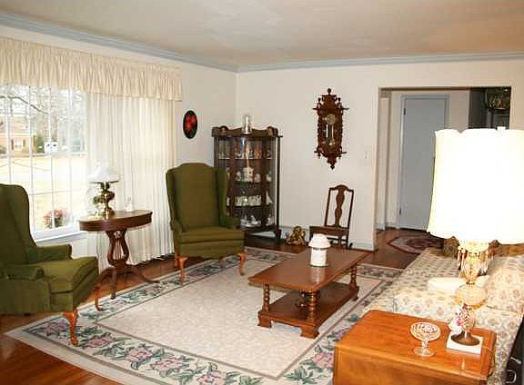 3rd image of 4304 Thoroughgood Dr