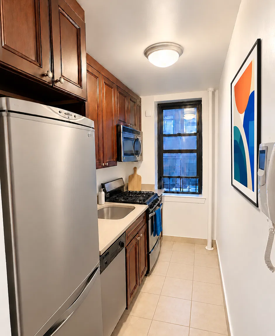 124 E 24th St — Photo 3