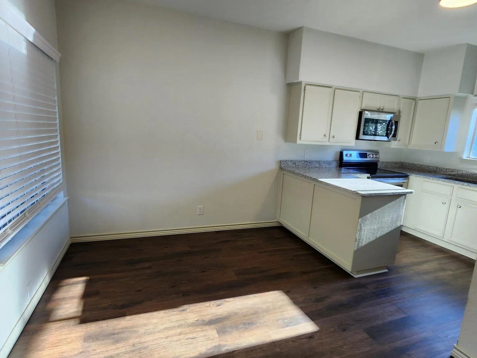 2 bed, 925 sqft, $1,595 — Photo 1