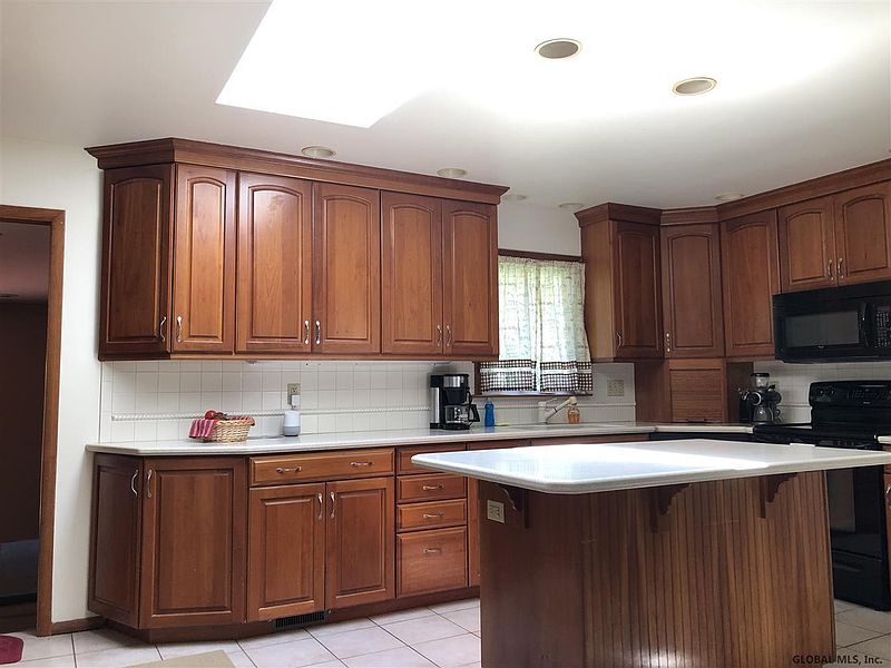 2nd image of 10 GREEN ACRES Drive