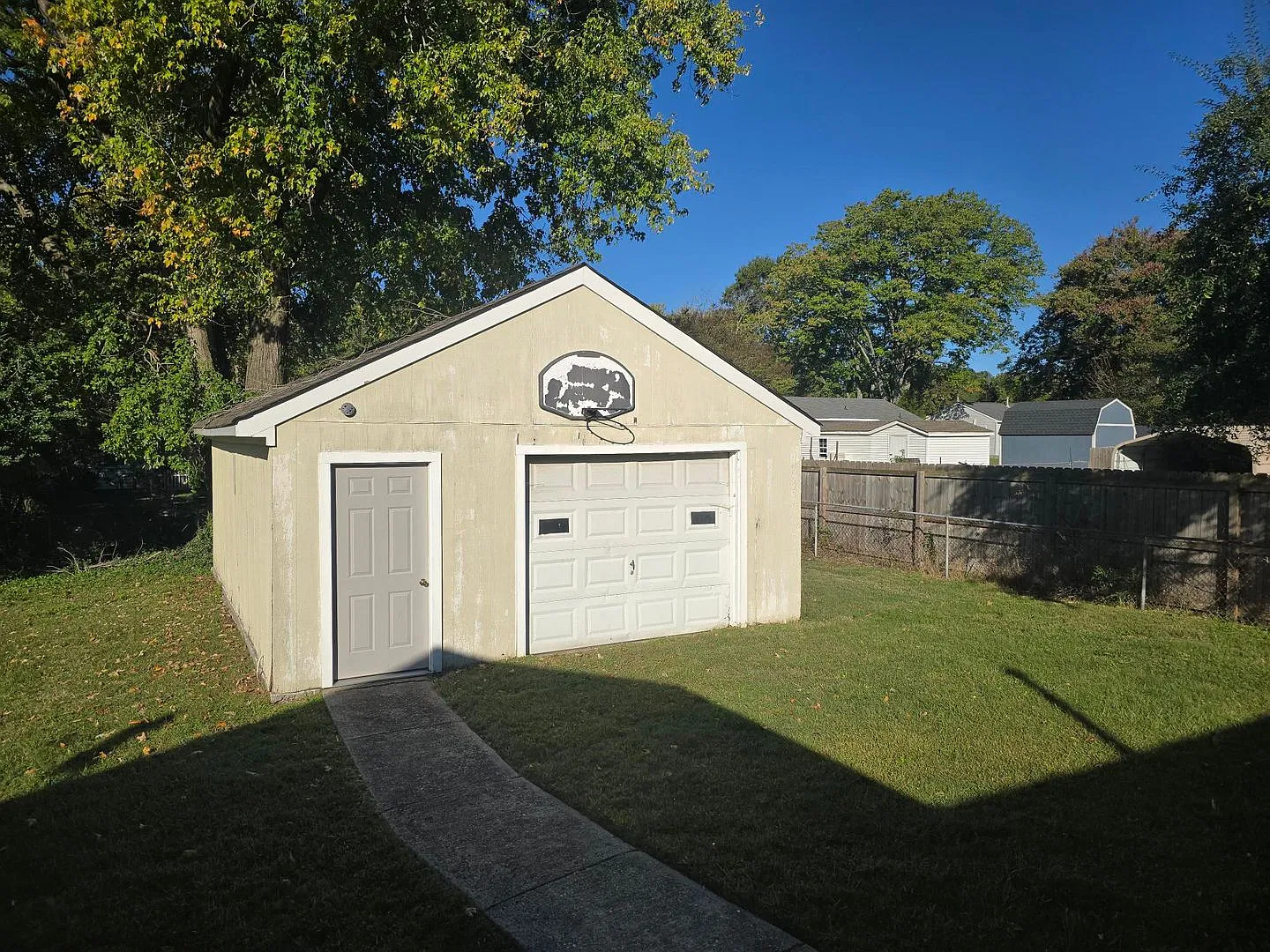 3 bed, 1.0 bath, 1100 sqft, $1,750 — Photo 2