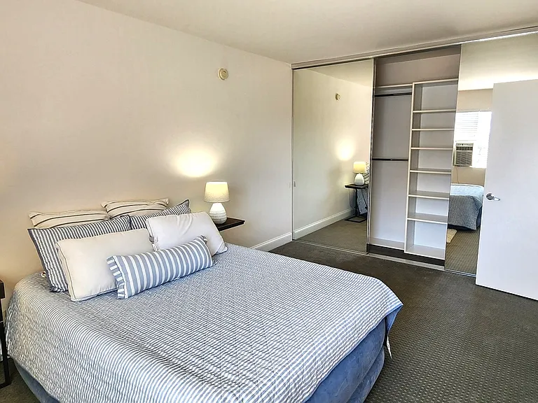 816 Bedroom with wall to wall mirrored closet doors
