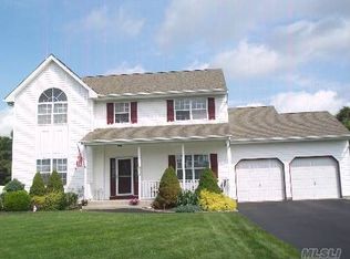 1 Deerfield Ct, Manorville, NY 11949