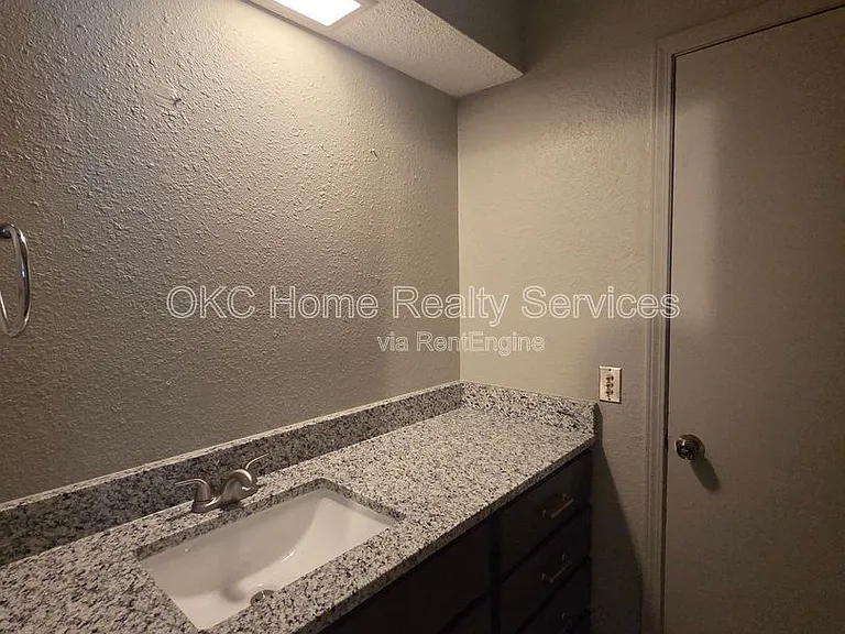 6715 Lyrewood Ln — Photo 8