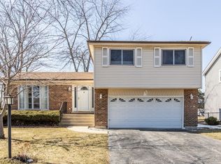 1712 N Burning Bush Ln, Mount Prospect, IL 60056