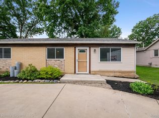 33515 Colfax Dr, Farmington Hills, MI 48335