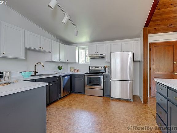 5th image of 638 NE 72nd Ave
