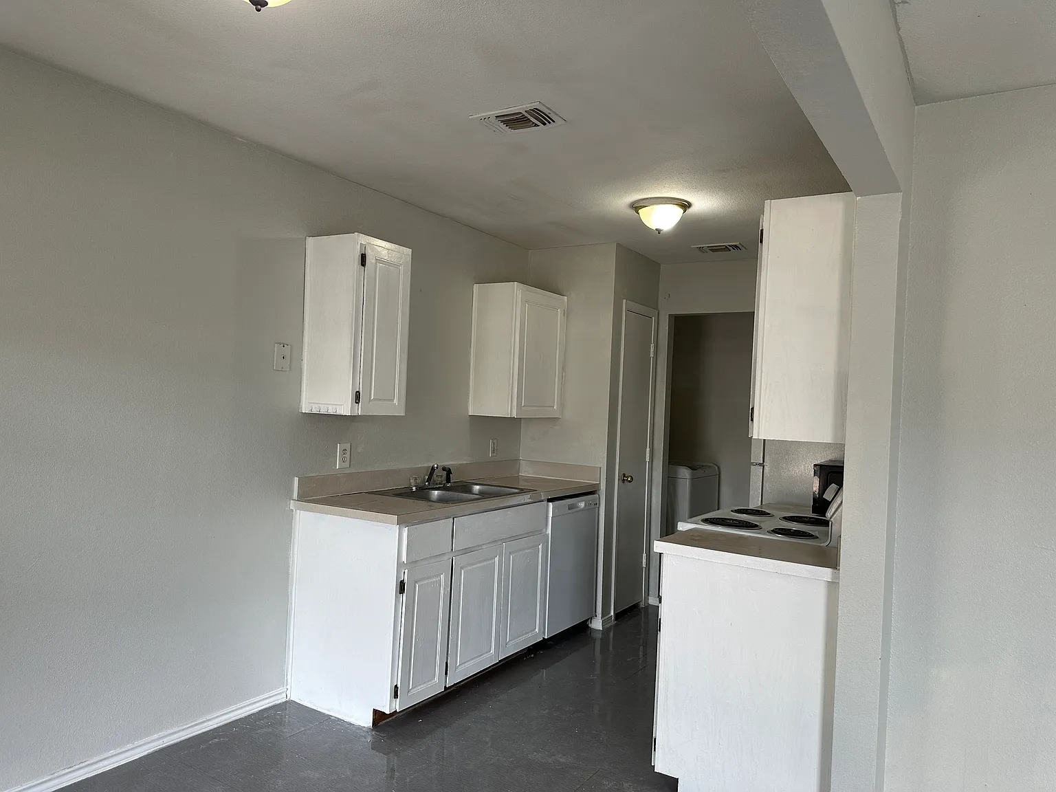 3 bed, 1024 sqft, $1,300 — Photo 4