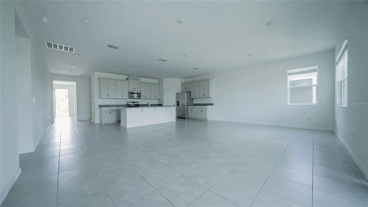 4 bed, 3.0 bath, 2206 sqft, $2,700 — Photo 2