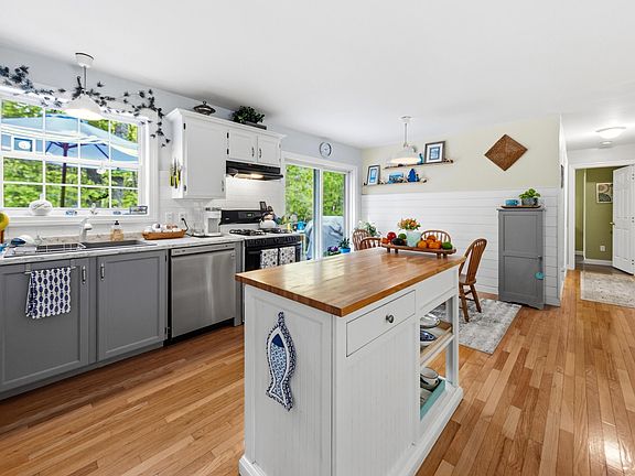 3rd image of 31 Dewdrop Lane