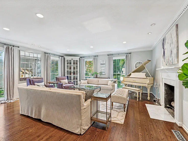 4556 Belclaire Ave — Photo 8