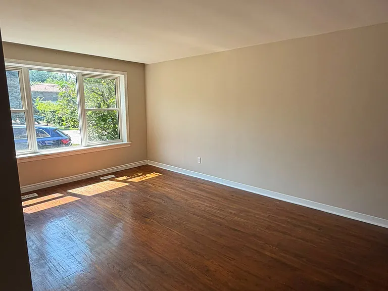 425 Livingston Rd N — Photo 12